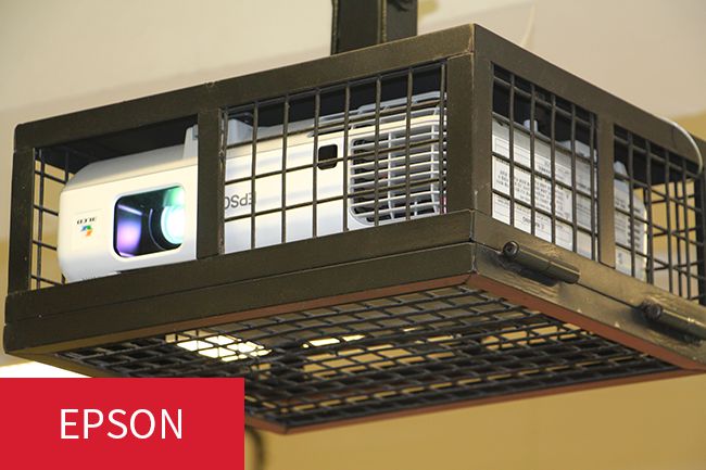 每個課室均使用Epson投影機, 並固定擺放在課室內